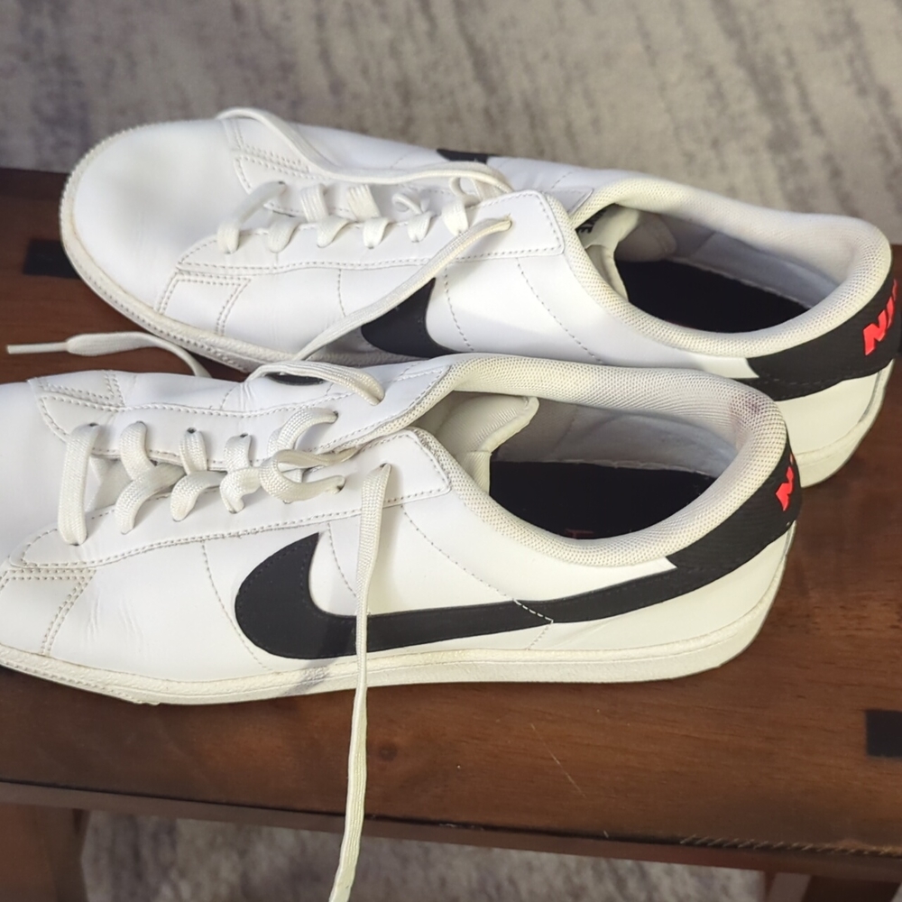 nike leather old fasion retro sneakers size 9,5